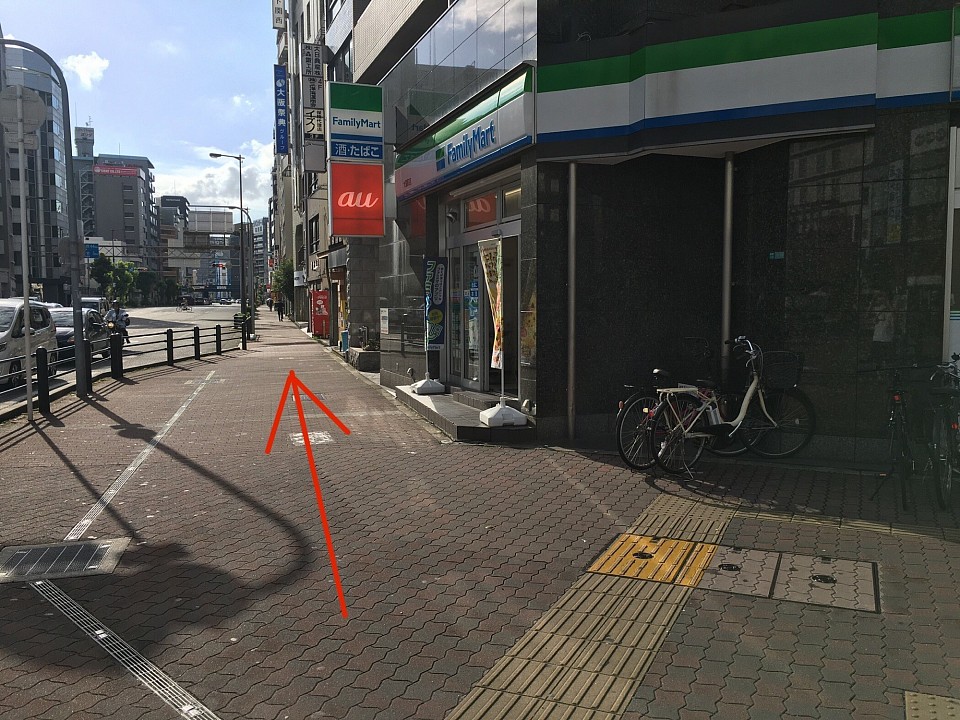 大国町駅4番出口を出てファミリマートを右手にお進み下さい